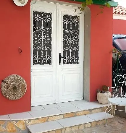 Vintage House For Rent 60m From Sea